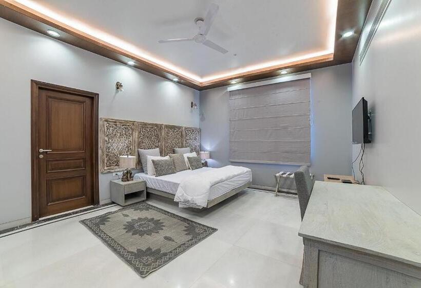 Номер Superior, The Almond Tree