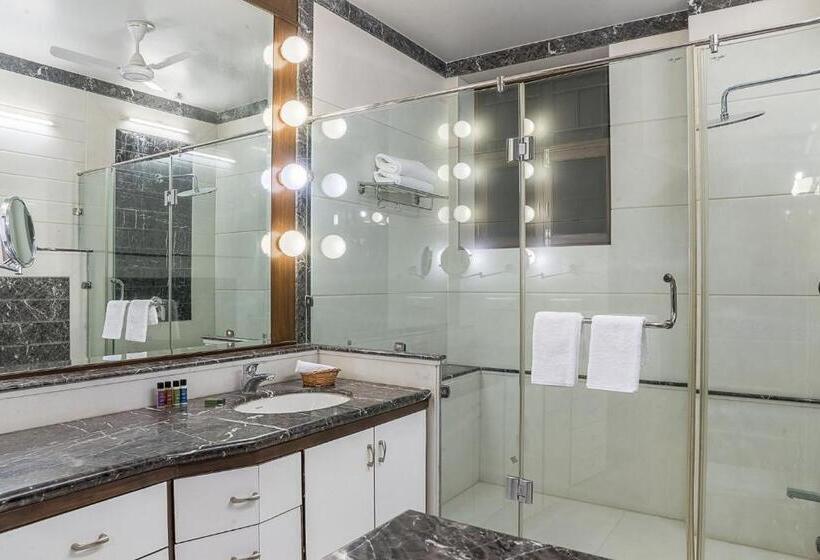 Номер Superior, The Almond Tree