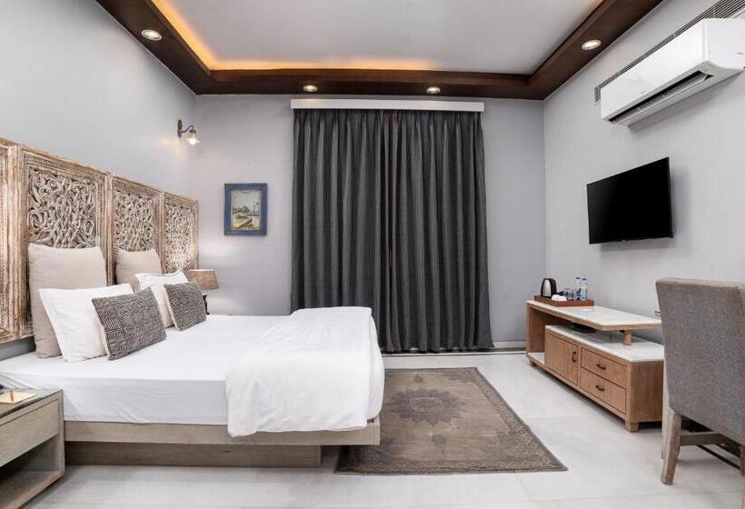 Номер Superior, The Almond Tree