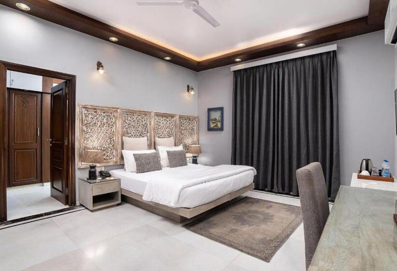 Номер Superior, The Almond Tree