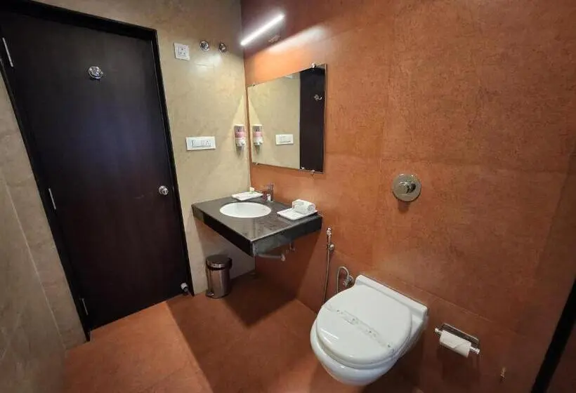 Economy Room, Malisca