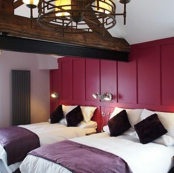 חדר משפחתי, The Little George