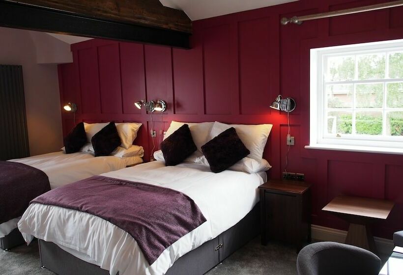 חדר משפחתי, The Little George