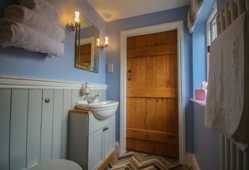 חדר משפחתי, The Little George