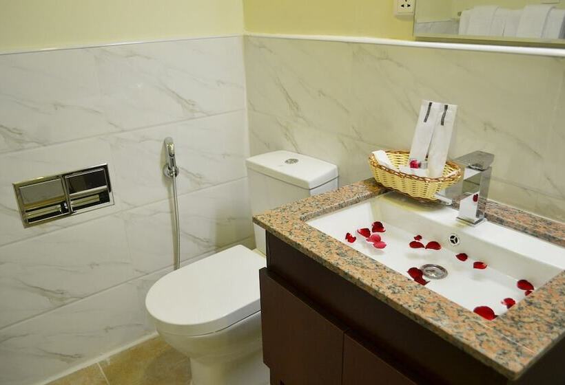 اتاق لوکس, Broadway Yangon