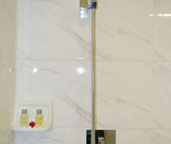 اتاق خانوادگی, Broadway Yangon