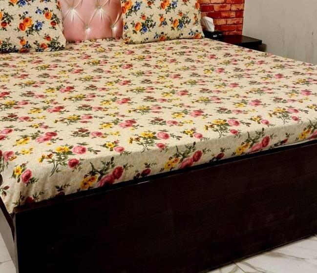 اتاق ساده سه نفره, Couples Friendly Guest House Karachi