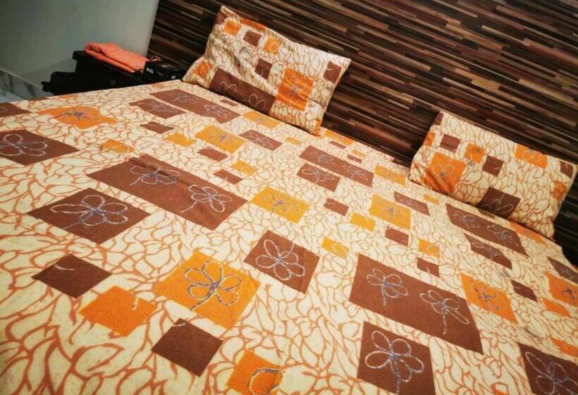 اتاق ساده سه‌ نفره, Couples Friendly Guest House Karachi