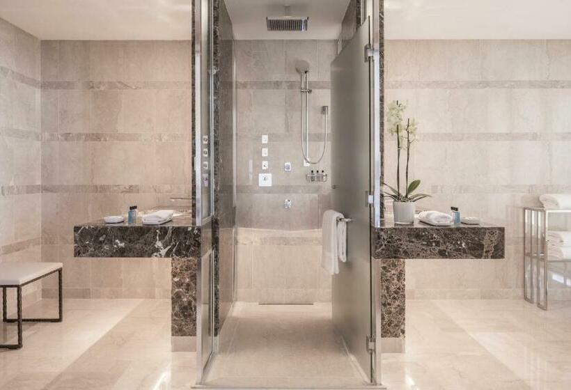 מיטת קינג בסוויטה, Four Seasons Hotel Tunis