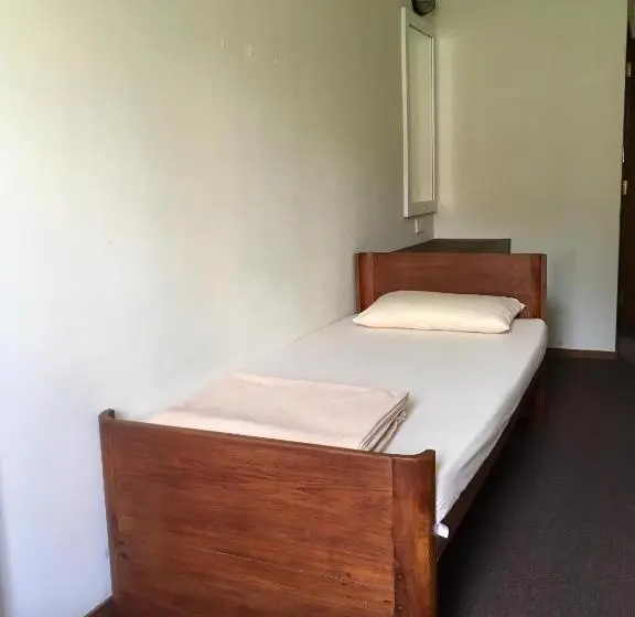 ルームシェアのワンベッド, Railway Lodge Hostel