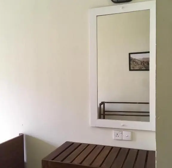 ルームシェアのワンベッド, Railway Lodge Hostel