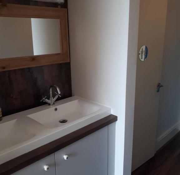 Номер Basic, Ty Glyndwr Bunkhouse, Bar And Cafe