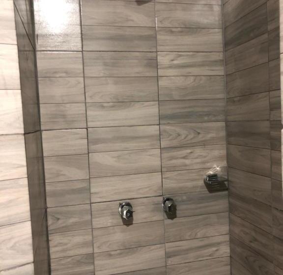 Deluxe Szoba, Matamoros