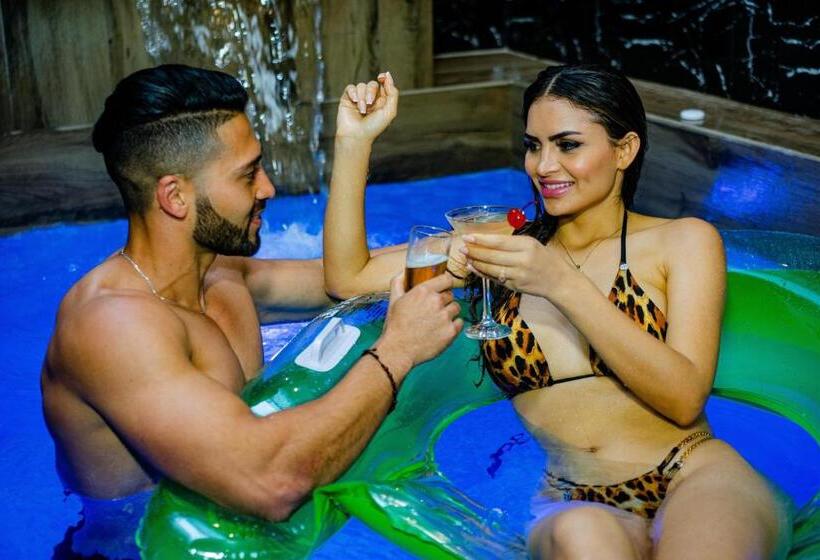 套房配有游泳池, Orei Private Suites Adult Only