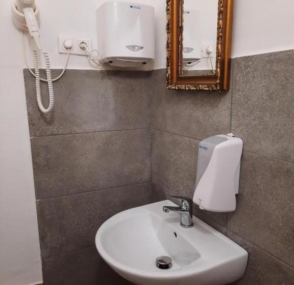 单人经济间, Lima Hostel Győr