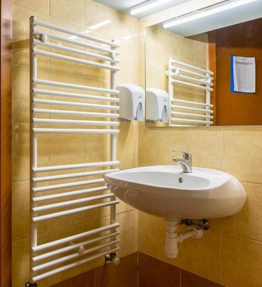 经济房, Lima Hostel Győr