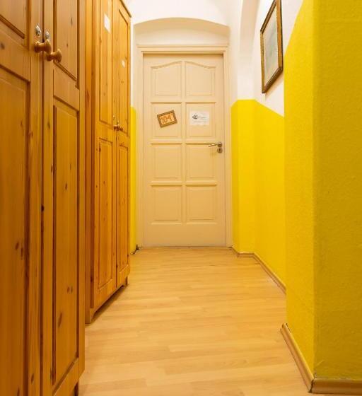 经济四人间 - 带共用浴室, Lima Hostel Győr