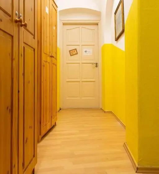 اتاق چهار تخته با دستشویی مشترک, Lima Hostel Győr