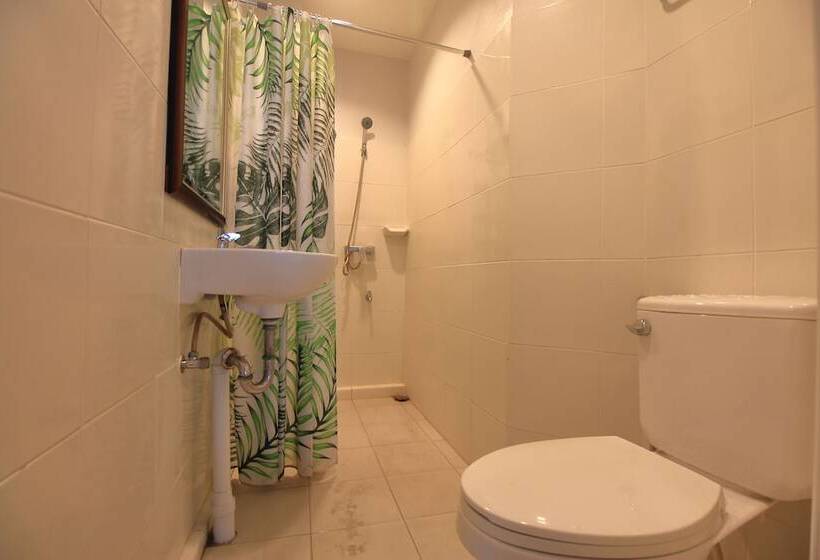 تختخواب در اتاق مشترک, Guyasuka Hostel&cafe