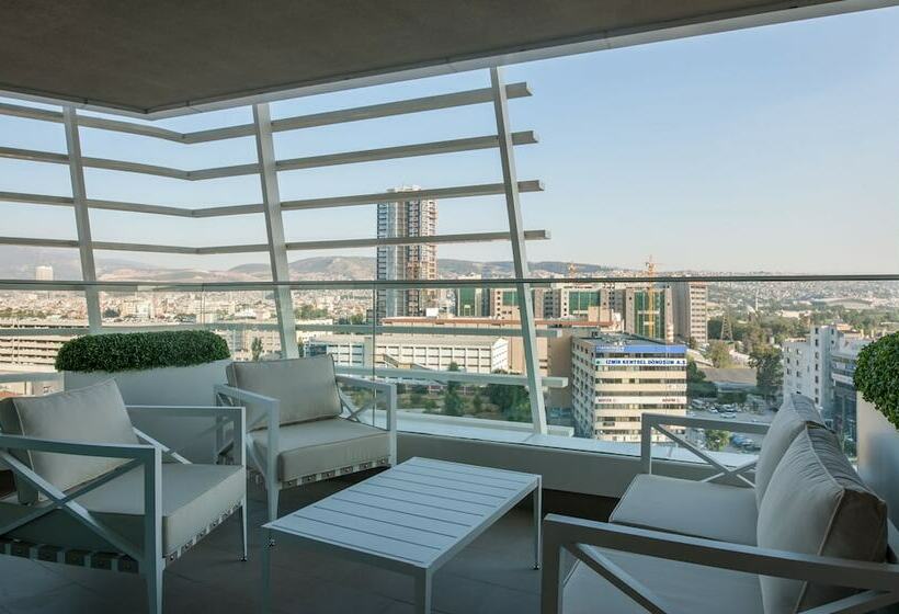 シティビューのダブルベッドスタンダードルーム, Four Points By Sheraton Izmir