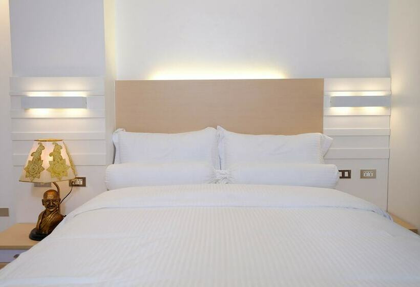 اتاق لوکس, Heroes