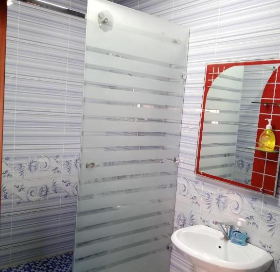 디럭스 룸, Nasriddin Navruz