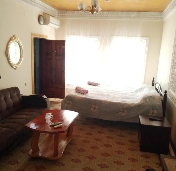 디럭스 룸, Nasriddin Navruz