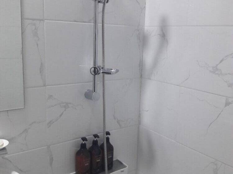 패밀리 룸, Motel Good Guy