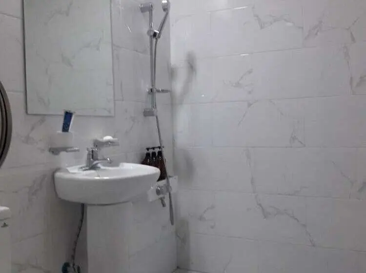 Perhehuone, Motel Good Guy