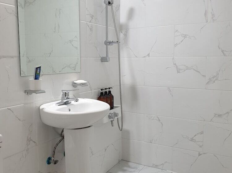 패밀리 룸, Motel Good Guy