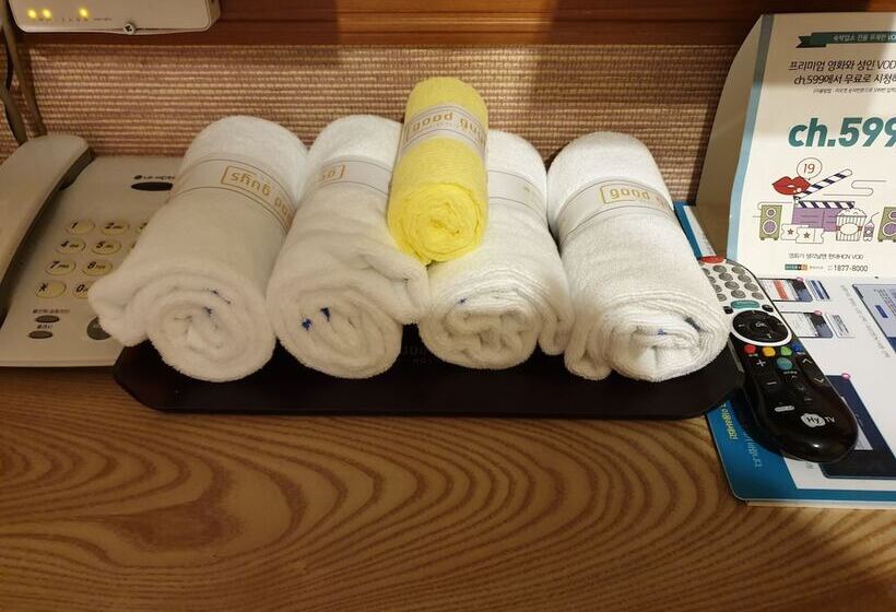 패밀리 룸, Motel Good Guy