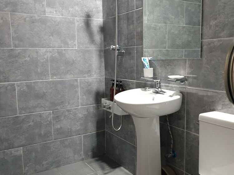 패밀리 룸, Motel Good Guy