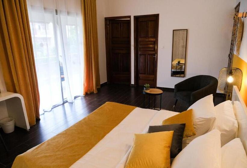 سوییت جونیور, Villa Ayaba