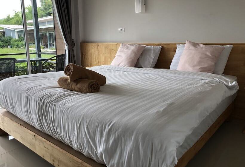 풀장 전망 디럭스 룸, Milin Villa Resort Kanchanaburi