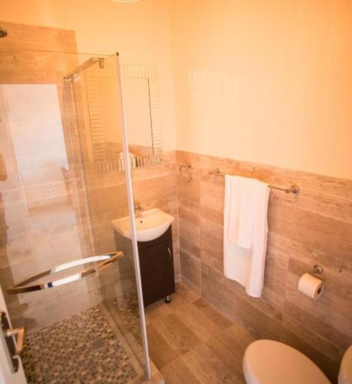 חדר משפחתי, Oliver's Bed And Breakfast