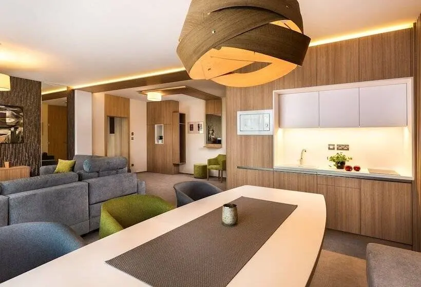 آپارتمان خانوادگی, Apartmánový Hotel Hrebienok Resort