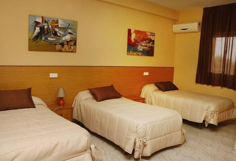 غرفة قياسية ثلاثية, Hostal Restaurante Labrat