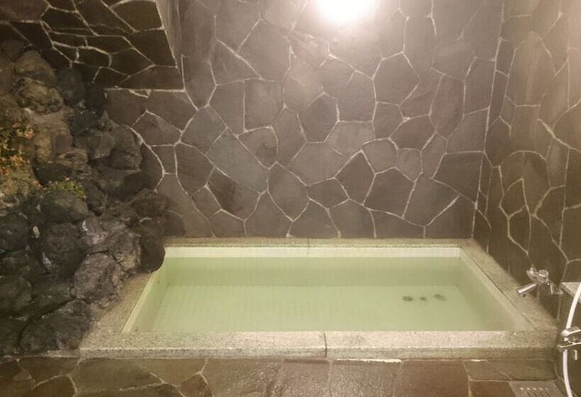 غرفة قياسية حمام مشترك, Madam Mirei