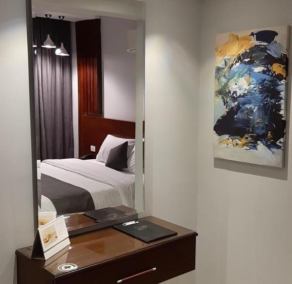 استودیوی لوکس, Nakhil Inn Residence