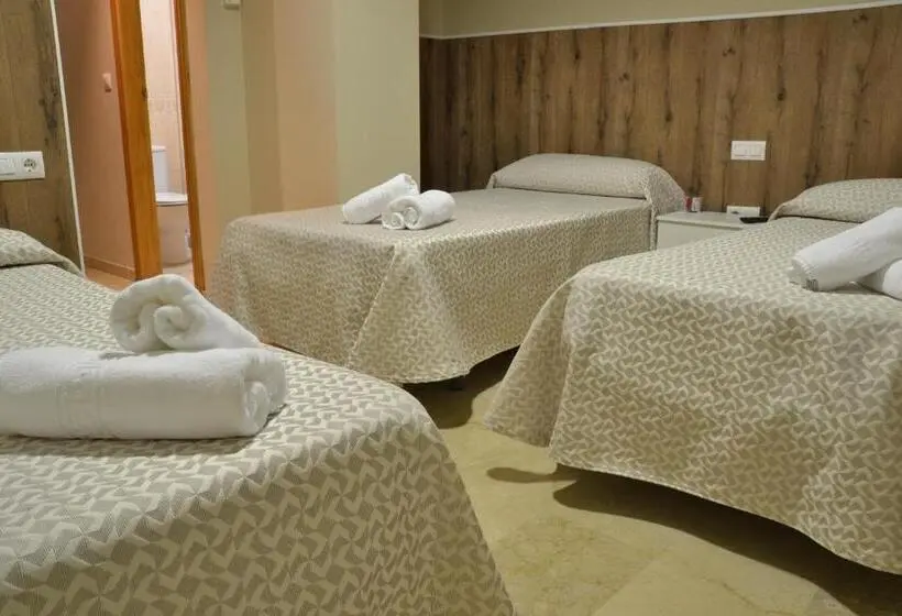 اتاق استاندارد سه نفره, Hostal El Bugar