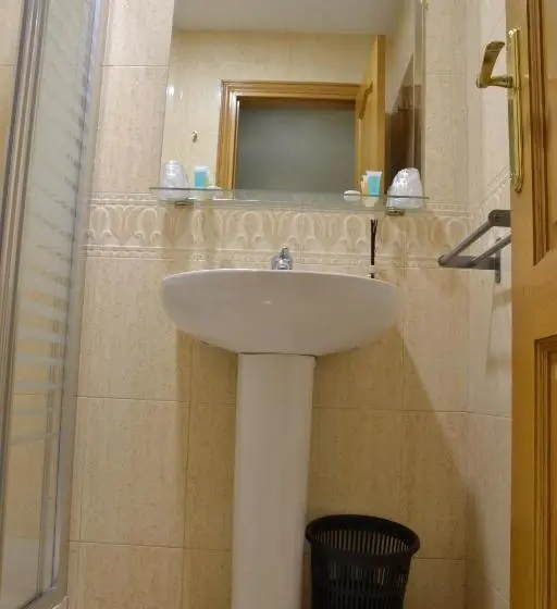 اتاق استاندارد چهار تخته, Hostal El Bugar