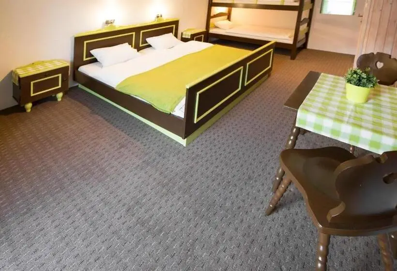 اتاق استاندارد چهار تخته, Ridehouse