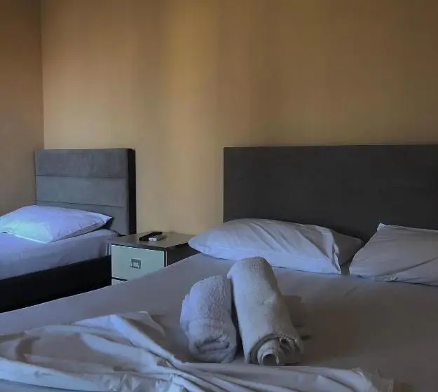Quarto Triplo Estandar, Athina