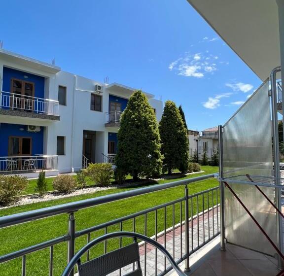 이코노미 룸, Athina