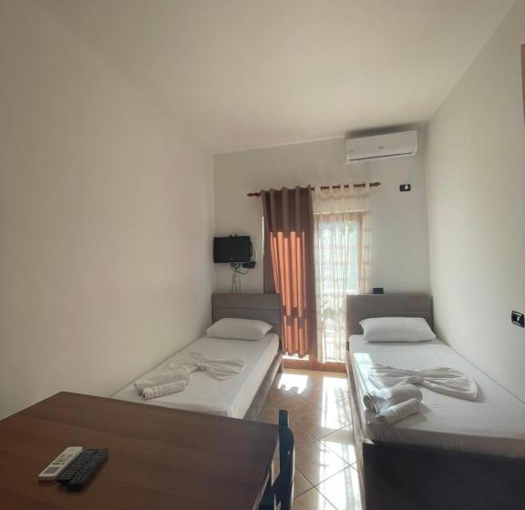 이코노미 룸, Athina