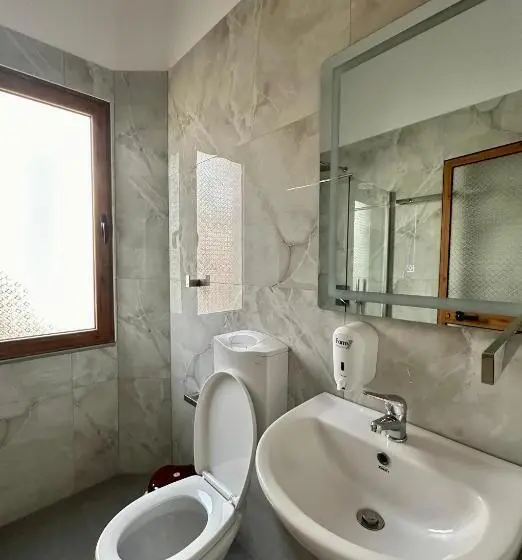 Quarto Triplo Economy, Athina