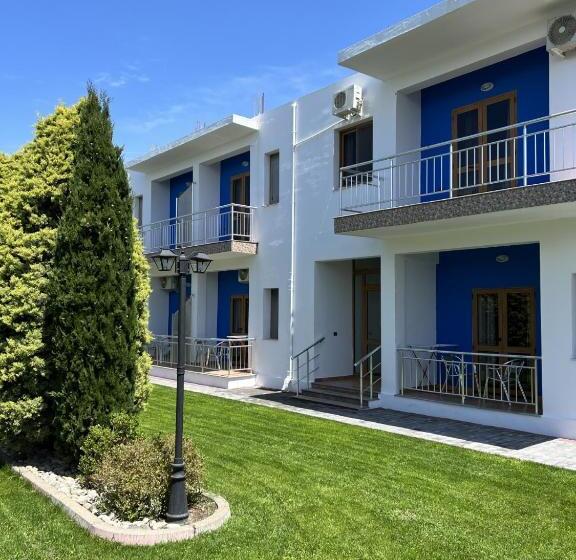 이코노미 트리플 룸, Athina