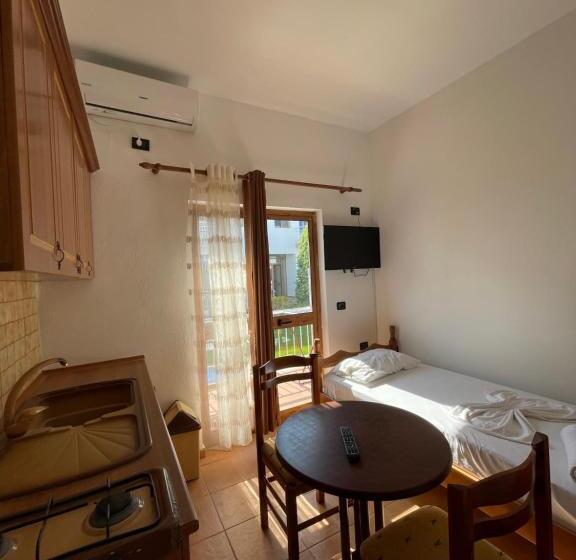 이코노미 트리플 룸, Athina