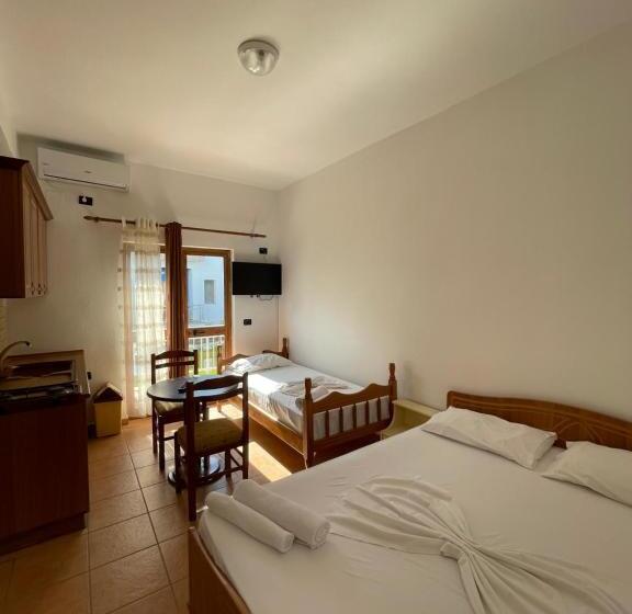 이코노미 트리플 룸, Athina