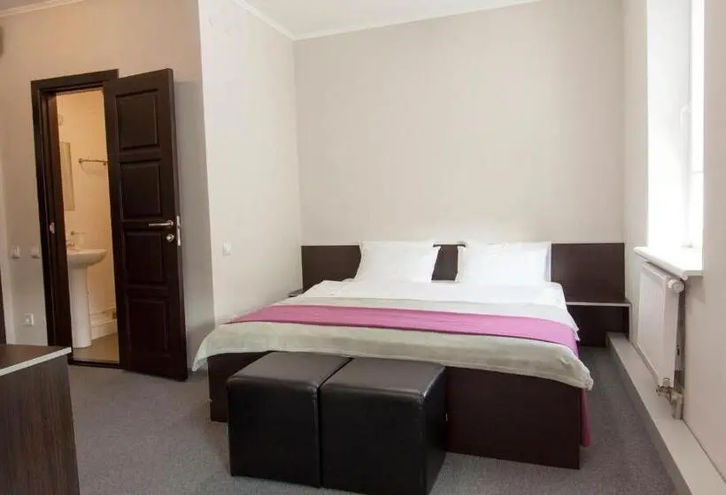 Economy Triple Room, Dolynskiy